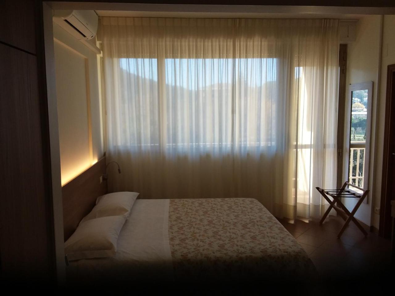 Nyers Hotel *